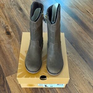 Ugg Australia K Fern brown leather boots size 10 toddler
1008798K